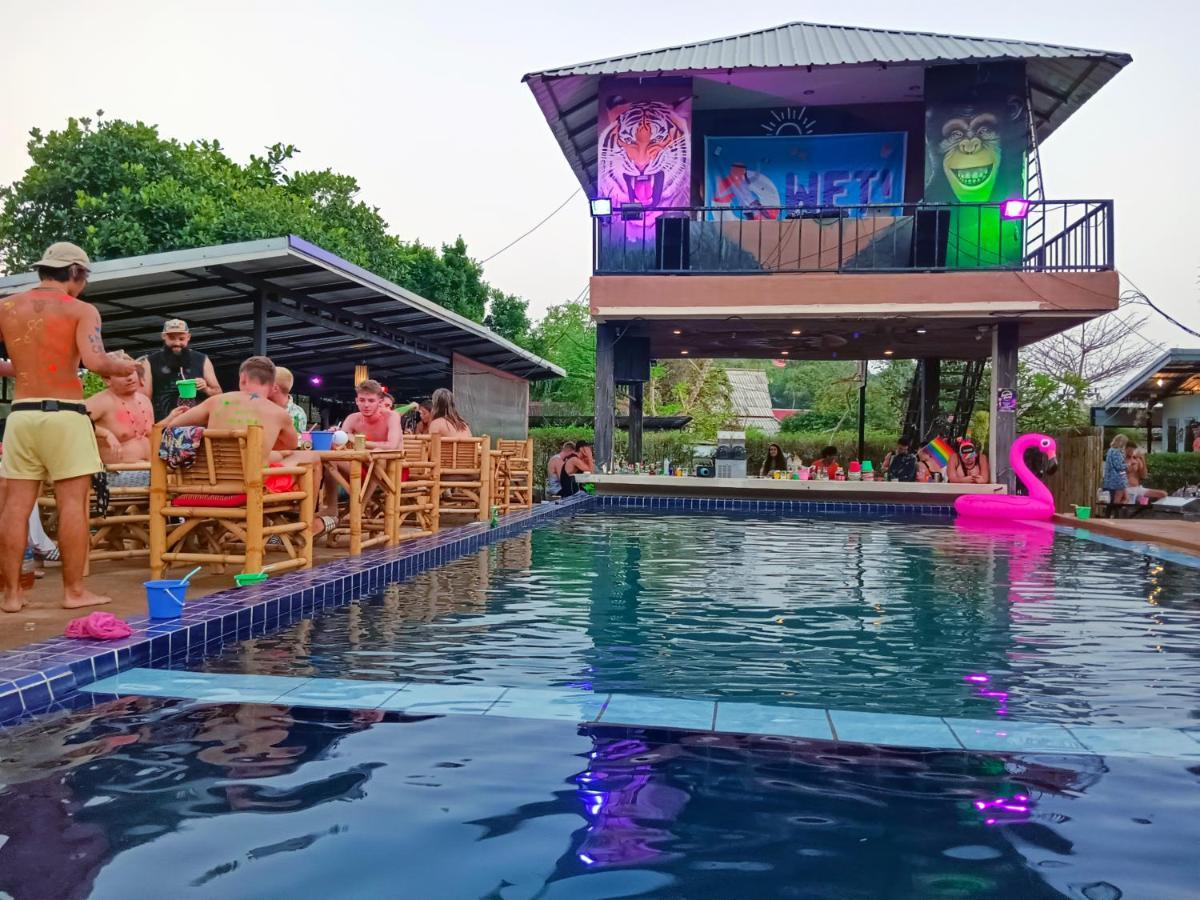 Wet! A Pool Party Hostel By Wild & Wandering Haad Rin Zewnętrze zdjęcie