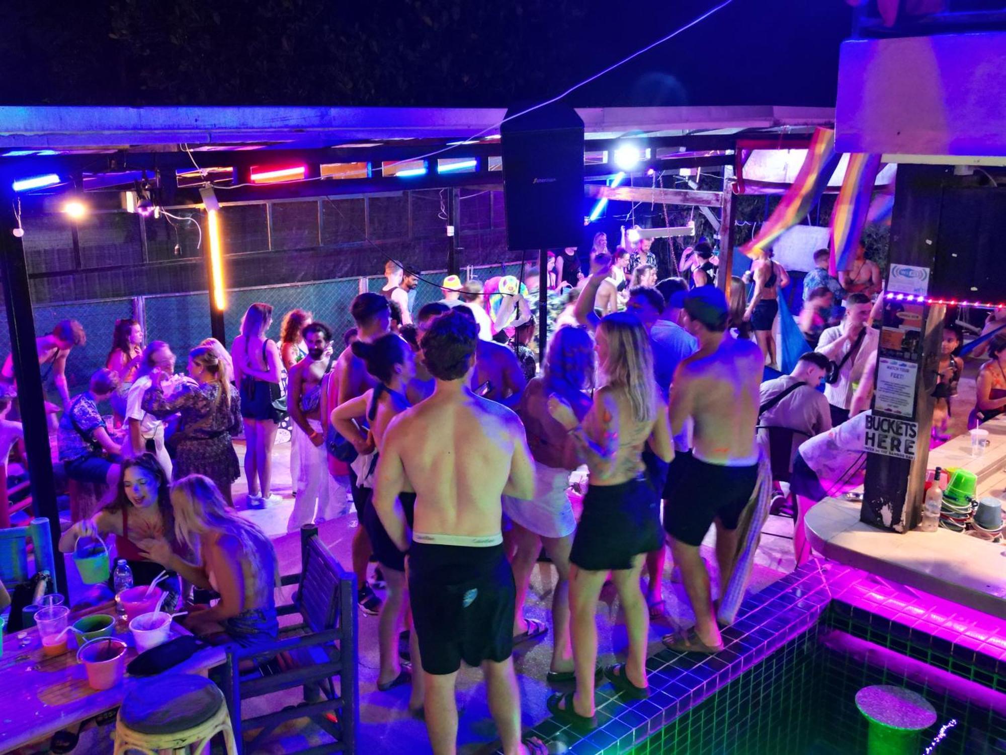 Wet! A Pool Party Hostel By Wild & Wandering Haad Rin Zewnętrze zdjęcie