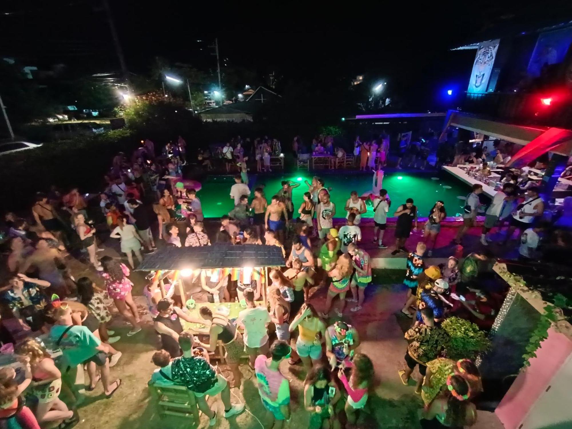 Wet! A Pool Party Hostel By Wild & Wandering Haad Rin Zewnętrze zdjęcie