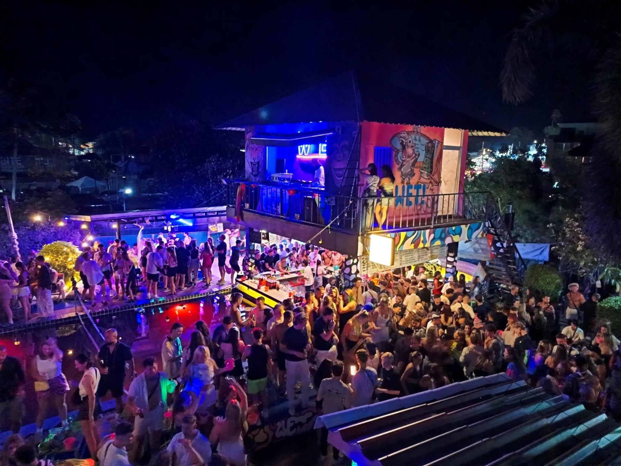 Wet! A Pool Party Hostel By Wild & Wandering Haad Rin Zewnętrze zdjęcie