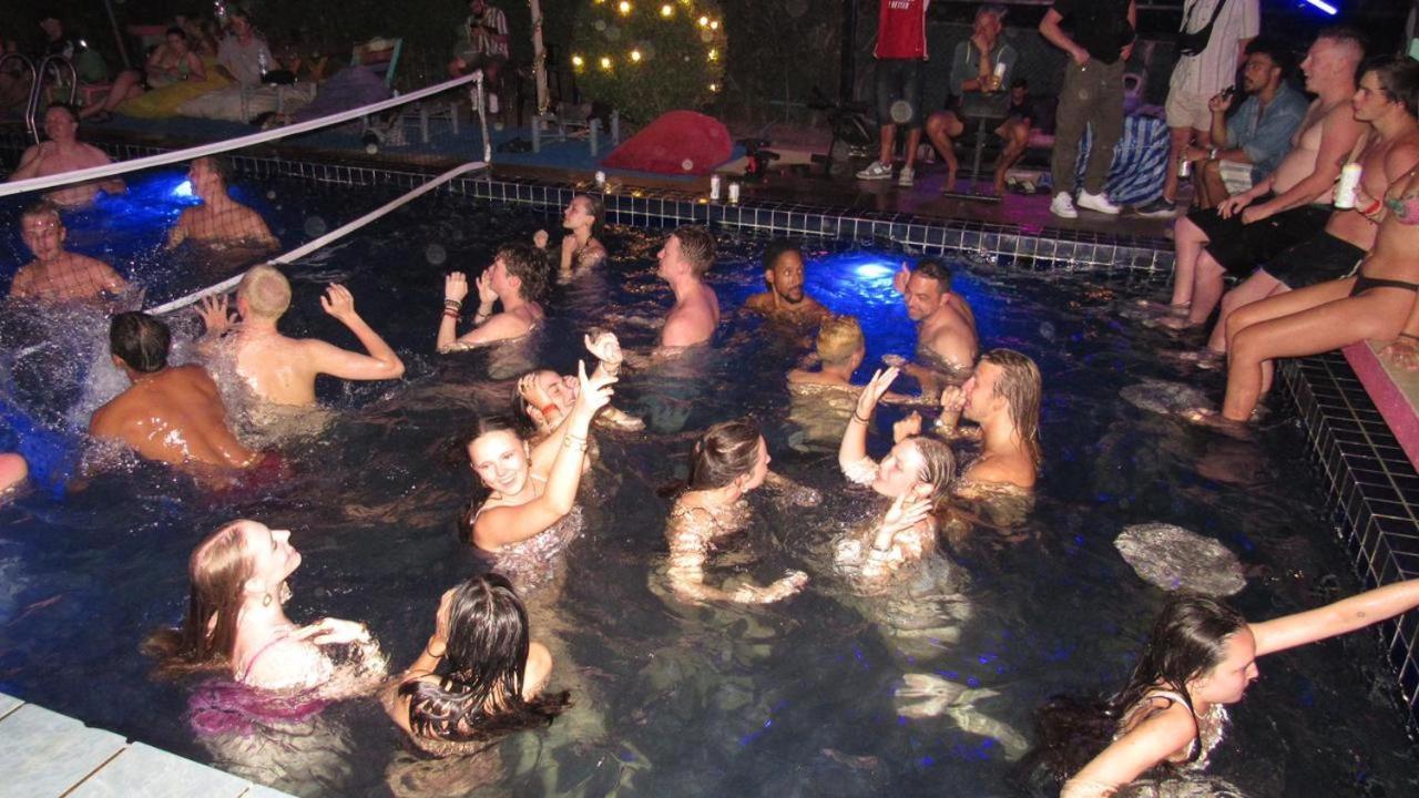 Wet! A Pool Party Hostel By Wild & Wandering Haad Rin Zewnętrze zdjęcie