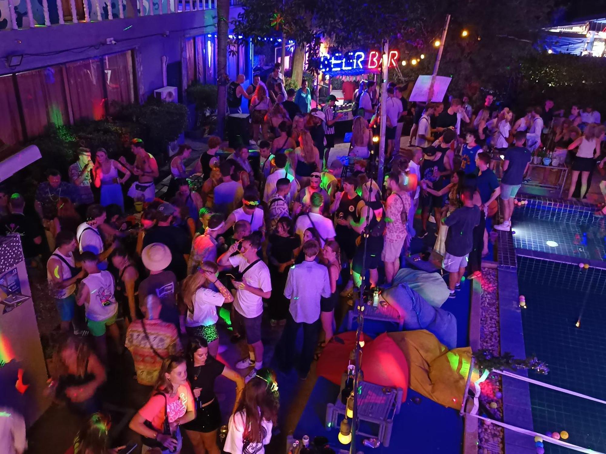 Wet! A Pool Party Hostel By Wild & Wandering Haad Rin Zewnętrze zdjęcie
